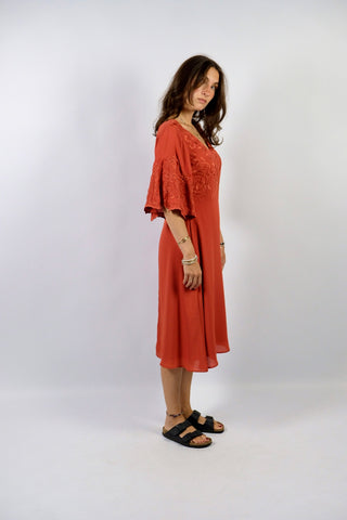 Atemberaubendes Preloved (Secondhand) Kleid von der Marke Heine in Rost Orange mit tollen Boho Stickereien und halblangen Trompetenärmeln – Größe S und ein absolutes Highlight in neuwertigem Zustand