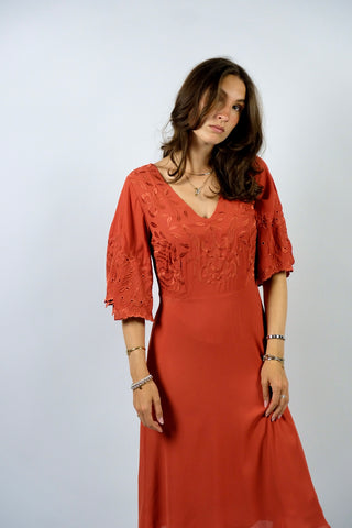 Atemberaubendes Preloved (Secondhand) Kleid von der Marke Heine in Rost Orange mit tollen Boho Stickereien und halblangen Trompetenärmeln – Größe S und ein absolutes Highlight in neuwertigem Zustand