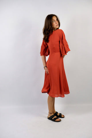 Atemberaubendes Preloved (Secondhand) Kleid von der Marke Heine in Rost Orange mit tollen Boho Stickereien und halblangen Trompetenärmeln – Größe S und ein absolutes Highlight in neuwertigem Zustand