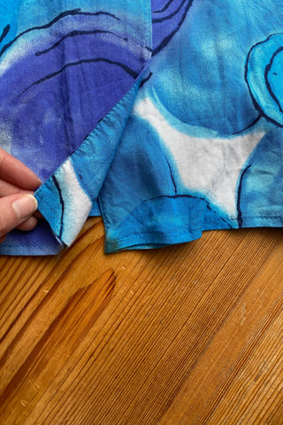 80s/90s Midikleid aus reiner Viskose mit V-Ausschnitt, durchgehender Knopfleiste, Bändchen zum Binden am Rücken und Crazy Pattern Print in Blau, Lilablau, Türkis und Weiß – wir empfehlen das Kleid einer heutigen L