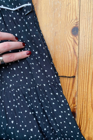 Schwarzes 80s/90s Trägerkleid aus Crinkle-Viskose mit süßem Herzchenmuster in Weiß – ideal für eine S und ein absolutes Highlight