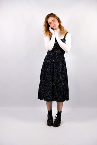 Schwarzes 80s/90s Trägerkleid aus Crinkle-Viskose mit süßem Herzchenmuster in Weiß – ideal für eine S und ein absolutes Highlight