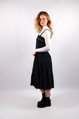 Schwarzes 80s/90s Trägerkleid aus Crinkle-Viskose mit süßem Herzchenmuster in Weiß – ideal für eine S und ein absolutes Highlight