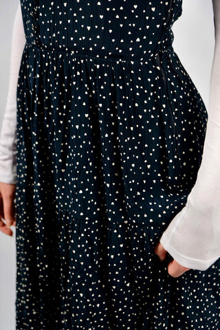 Schwarzes 80s/90s Trägerkleid aus Crinkle-Viskose mit süßem Herzchenmuster in Weiß – ideal für eine S und ein absolutes Highlight