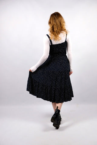 Schwarzes 80s/90s Trägerkleid aus Crinkle-Viskose mit süßem Herzchenmuster in Weiß – ideal für eine S und ein absolutes Highlight