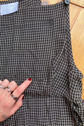 Besonderes 90s Latzkleid mit Spaghettiträgern und toller Wickeloptik zum Binden an der Seite – leichte und angenehm zu tragende Viskosemischung mit Karomuster in Schwarz und Beige – ideal für eine heutige XS, besonders schön mit Blusen und Shirts kombinierbar und ein absolutes Highlight