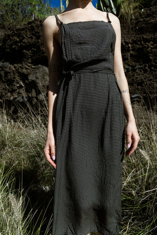 Besonderes 90s Latzkleid mit Spaghettiträgern und toller Wickeloptik zum Binden an der Seite – leichte und angenehm zu tragende Viskosemischung mit Karomuster in Schwarz und Beige – ideal für eine heutige XS, besonders schön mit Blusen und Shirts kombinierbar und ein absolutes Highlight