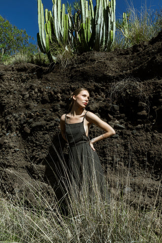 Besonderes 90s Latzkleid mit Spaghettiträgern und toller Wickeloptik zum Binden an der Seite – leichte und angenehm zu tragende Viskosemischung mit Karomuster in Schwarz und Beige – ideal für eine heutige XS, besonders schön mit Blusen und Shirts kombinierbar und ein absolutes Highlight