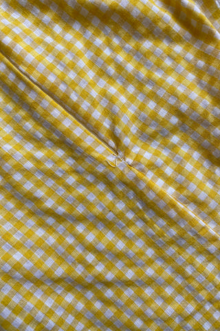 Gelb und Weiß kariertes 90s/Y2k Minikleid mit Spaghettiträgern und Cutout-Detail zum Binden am Rücken – wir empfehlen das Kleid einer S/M oder schmalen M (bitte Maße beachten)
