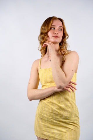 Gelb und Weiß kariertes 90s/Y2k Minikleid mit Spaghettiträgern und Cutout-Detail zum Binden am Rücken – wir empfehlen das Kleid einer S/M oder schmalen M (bitte Maße beachten)