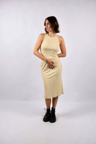 Elegantes Original Gianni Versace Designerkleid aus den 90s, made in Italy. Figurbetonter und minimalistischer Tank-Dress-Schnitt in einem tollen Buttergelb/Creme – wir empfehlen das Kleid einer S, bitte Maße beachten – ein sehr seltenes Fundstück und absolutes High-End Designer Highlight für Sammlerinnen