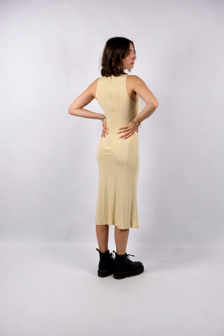 Elegantes Original Gianni Versace Designerkleid aus den 90s, made in Italy. Figurbetonter und minimalistischer Tank-Dress-Schnitt in einem tollen Buttergelb/Creme – wir empfehlen das Kleid einer S, bitte Maße beachten – ein sehr seltenes Fundstück und absolutes High-End Designer Highlight für Sammlerinnen