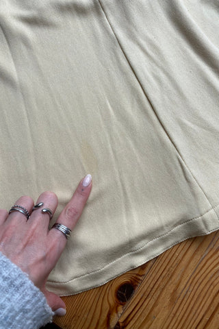 Elegantes Original Gianni Versace Designerkleid aus den 90s, made in Italy. Figurbetonter und minimalistischer Tank-Dress-Schnitt in einem tollen Buttergelb/Creme – wir empfehlen das Kleid einer S, bitte Maße beachten – ein sehr seltenes Fundstück und absolutes High-End Designer Highlight für Sammlerinnen
