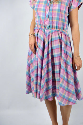 Süßes 80s Kleid im Preppy-Stil aus Baumwollmischung mit Taschen, stretchy Gummizug in der Taille, abnehmbarem Bindegürtel und kariertem Muster in Bonbon-Farben (Rosa, Pink, Hellblau, Flieder, Mint, Türkis, Hellgrün, Pfirsich und Hellgelb) – tragbar von einer S bis M und ein absolutes Highlight
