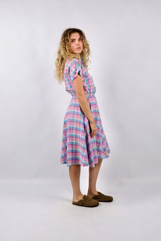 Süßes 80s Kleid im Preppy-Stil aus Baumwollmischung mit Taschen, stretchy Gummizug in der Taille, abnehmbarem Bindegürtel und kariertem Muster in Bonbon-Farben (Rosa, Pink, Hellblau, Flieder, Mint, Türkis, Hellgrün, Pfirsich und Hellgelb) – tragbar von einer S bis M und ein absolutes Highlight