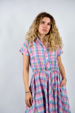 Süßes 80s Kleid im Preppy-Stil aus Baumwollmischung mit Taschen, stretchy Gummizug in der Taille, abnehmbarem Bindegürtel und kariertem Muster in Bonbon-Farben (Rosa, Pink, Hellblau, Flieder, Mint, Türkis, Hellgrün, Pfirsich und Hellgelb) – tragbar von einer S bis M und ein absolutes Highlight