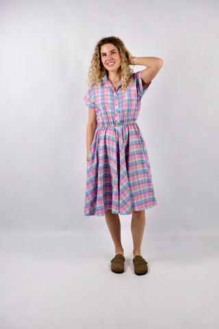 Süßes 80s Kleid im Preppy-Stil aus Baumwollmischung mit Taschen, stretchy Gummizug in der Taille, abnehmbarem Bindegürtel und kariertem Muster in Bonbon-Farben (Rosa, Pink, Hellblau, Flieder, Mint, Türkis, Hellgrün, Pfirsich und Hellgelb) – tragbar von einer S bis M und ein absolutes Highlight
