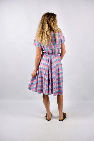 Süßes 80s Kleid im Preppy-Stil aus Baumwollmischung mit Taschen, stretchy Gummizug in der Taille, abnehmbarem Bindegürtel und kariertem Muster in Bonbon-Farben (Rosa, Pink, Hellblau, Flieder, Mint, Türkis, Hellgrün, Pfirsich und Hellgelb) – tragbar von einer S bis M und ein absolutes Highlight