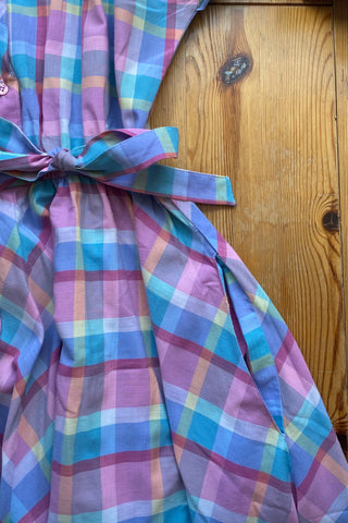 Süßes 80s Kleid im Preppy-Stil aus Baumwollmischung mit Taschen, stretchy Gummizug in der Taille, abnehmbarem Bindegürtel und kariertem Muster in Bonbon-Farben (Rosa, Pink, Hellblau, Flieder, Mint, Türkis, Hellgrün, Pfirsich und Hellgelb) – tragbar von einer S bis M und ein absolutes Highlight