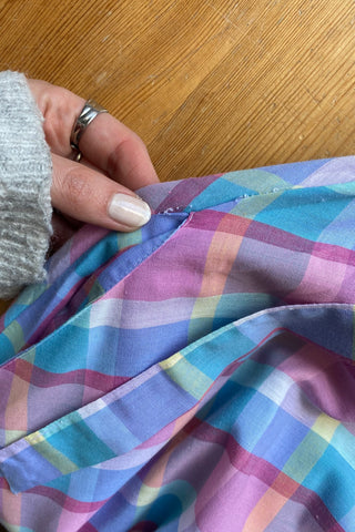 Süßes 80s Kleid im Preppy-Stil aus Baumwollmischung mit Taschen, stretchy Gummizug in der Taille, abnehmbarem Bindegürtel und kariertem Muster in Bonbon-Farben (Rosa, Pink, Hellblau, Flieder, Mint, Türkis, Hellgrün, Pfirsich und Hellgelb) – tragbar von einer S bis M und ein absolutes Highlight