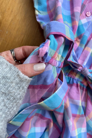 Süßes 80s Kleid im Preppy-Stil aus Baumwollmischung mit Taschen, stretchy Gummizug in der Taille, abnehmbarem Bindegürtel und kariertem Muster in Bonbon-Farben (Rosa, Pink, Hellblau, Flieder, Mint, Türkis, Hellgrün, Pfirsich und Hellgelb) – tragbar von einer S bis M und ein absolutes Highlight