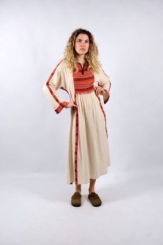 Atemberaubendes, langes 70s Kleid in Creme/Beige von der Münchner Marke Rosa Ronstedt im Boho-/Hippie-Stil mit rot gemusterten Ethno-Details – tragbar von einer S bis M, ein seltenes Fundstück und absolutes Highlight