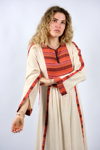 Atemberaubendes, langes 70s Kleid in Creme/Beige von der Münchner Marke Rosa Ronstedt im Boho-/Hippie-Stil mit rot gemusterten Ethno-Details – tragbar von einer S bis M, ein seltenes Fundstück und absolutes Highlight