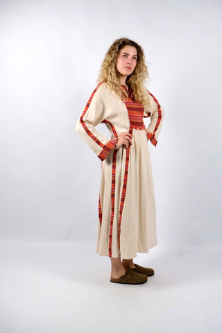 Atemberaubendes, langes 70s Kleid in Creme/Beige von der Münchner Marke Rosa Ronstedt im Boho-/Hippie-Stil mit rot gemusterten Ethno-Details – tragbar von einer S bis M, ein seltenes Fundstück und absolutes Highlight