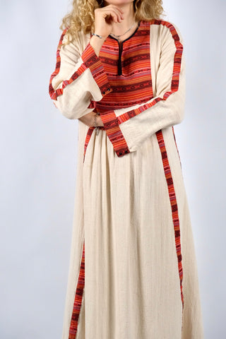 Atemberaubendes, langes 70s Kleid in Creme/Beige von der Münchner Marke Rosa Ronstedt im Boho-/Hippie-Stil mit rot gemusterten Ethno-Details – tragbar von einer S bis M, ein seltenes Fundstück und absolutes Highlight