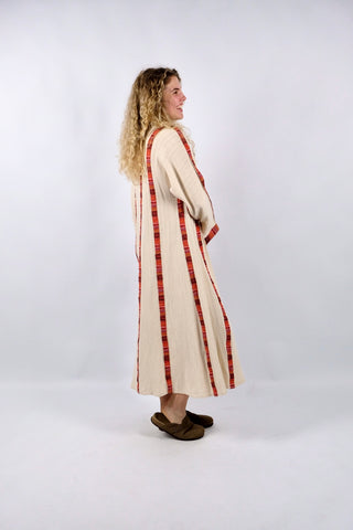 Atemberaubendes, langes 70s Kleid in Creme/Beige von der Münchner Marke Rosa Ronstedt im Boho-/Hippie-Stil mit rot gemusterten Ethno-Details – tragbar von einer S bis M, ein seltenes Fundstück und absolutes Highlight