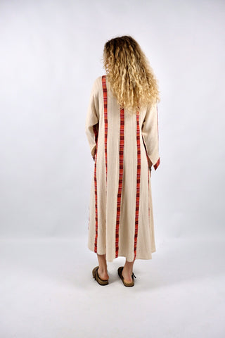 Atemberaubendes, langes 70s Kleid in Creme/Beige von der Münchner Marke Rosa Ronstedt im Boho-/Hippie-Stil mit rot gemusterten Ethno-Details – tragbar von einer S bis M, ein seltenes Fundstück und absolutes Highlight