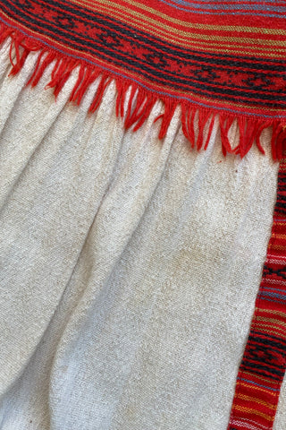Atemberaubendes, langes 70s Kleid in Creme/Beige von der Münchner Marke Rosa Ronstedt im Boho-/Hippie-Stil mit rot gemusterten Ethno-Details – tragbar von einer S bis M, ein seltenes Fundstück und absolutes Highlight