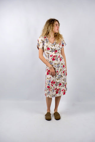 Cremeweißes/meliertes 80s/90s Kleid mit durchgehender Knopfleiste, Bändchen zum Binden am Rücken, Beinschlitzen und tollem Blumenmuster in Rot, Blau, Gelb und Grünbraun – es sind leichte Schulterpolster vorhanden, welche je nach Belieben aber auch ganz einfach herausgetrennt werden könnten – ideal für eine heutige S bis M und ein absolutes Highlight