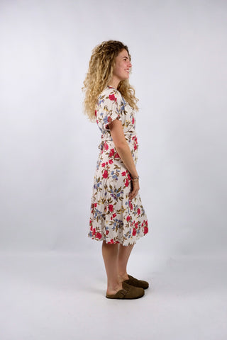Cremeweißes/meliertes 80s/90s Kleid mit durchgehender Knopfleiste, Bändchen zum Binden am Rücken, Beinschlitzen und tollem Blumenmuster in Rot, Blau, Gelb und Grünbraun – es sind leichte Schulterpolster vorhanden, welche je nach Belieben aber auch ganz einfach herausgetrennt werden könnten – ideal für eine heutige S bis M und ein absolutes Highlight