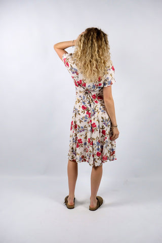 Cremeweißes/meliertes 80s/90s Kleid mit durchgehender Knopfleiste, Bändchen zum Binden am Rücken, Beinschlitzen und tollem Blumenmuster in Rot, Blau, Gelb und Grünbraun – es sind leichte Schulterpolster vorhanden, welche je nach Belieben aber auch ganz einfach herausgetrennt werden könnten – ideal für eine heutige S bis M und ein absolutes Highlight