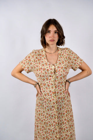 Cremefarbenes 90s Sommerkleid made in Italy aus reiner Crinkle-Viskose mit durchgehender Knopfleiste, Taillenbändern, Beinschlitzen und tollem Streublümchen-Print in Rot, Orange, Gelb, Braun, (Oliv)grün und Weiß – sieht sowohl hinten als auch vorn gebunden sehr schön aus, ideal für eine XS bis S je nach gewünschter Passform und ein absolutes Highlight