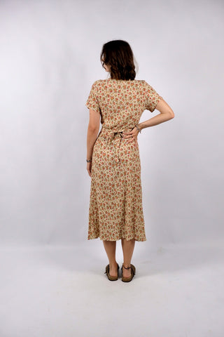 Cremefarbenes 90s Sommerkleid made in Italy aus reiner Crinkle-Viskose mit durchgehender Knopfleiste, Taillenbändern, Beinschlitzen und tollem Streublümchen-Print in Rot, Orange, Gelb, Braun, (Oliv)grün und Weiß – sieht sowohl hinten als auch vorn gebunden sehr schön aus, ideal für eine XS bis S je nach gewünschter Passform und ein absolutes Highlight