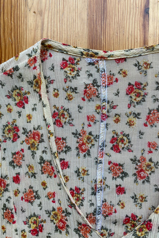 Cremefarbenes 90s Sommerkleid made in Italy aus reiner Crinkle-Viskose mit durchgehender Knopfleiste, Taillenbändern, Beinschlitzen und tollem Streublümchen-Print in Rot, Orange, Gelb, Braun, (Oliv)grün und Weiß – sieht sowohl hinten als auch vorn gebunden sehr schön aus, ideal für eine XS bis S je nach gewünschter Passform und ein absolutes Highlight