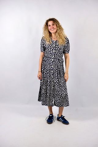 Dunkelblau und Weiß geblümtes Viskose Kleid mit durchgehender Knopfleiste, seitlichen Eingrifftaschen und Bändchen zum Schnüren in der Taille – Größe S, fällt eher groß aus und passt auch einer M (bitte Maße beachten) – ein absolutes Highlight