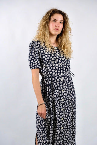 Dunkelblau und Weiß geblümtes Viskose Kleid mit durchgehender Knopfleiste, seitlichen Eingrifftaschen und Bändchen zum Schnüren in der Taille – Größe S, fällt eher groß aus und passt auch einer M (bitte Maße beachten) – ein absolutes Highlight