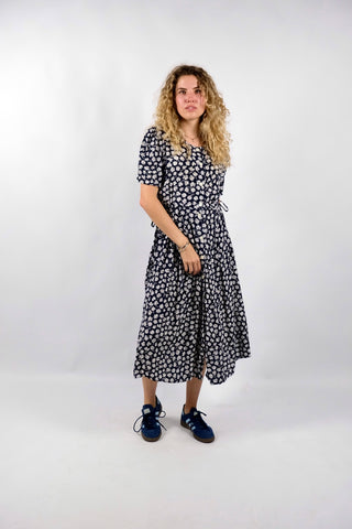 Dunkelblau und Weiß geblümtes Viskose Kleid mit durchgehender Knopfleiste, seitlichen Eingrifftaschen und Bändchen zum Schnüren in der Taille – Größe S, fällt eher groß aus und passt auch einer M (bitte Maße beachten) – ein absolutes Highlight