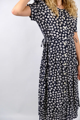Dunkelblau und Weiß geblümtes Viskose Kleid mit durchgehender Knopfleiste, seitlichen Eingrifftaschen und Bändchen zum Schnüren in der Taille – Größe S, fällt eher groß aus und passt auch einer M (bitte Maße beachten) – ein absolutes Highlight