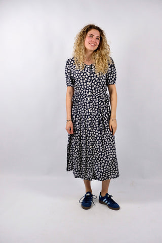 Dunkelblau und Weiß geblümtes Viskose Kleid mit durchgehender Knopfleiste, seitlichen Eingrifftaschen und Bändchen zum Schnüren in der Taille – Größe S, fällt eher groß aus und passt auch einer M (bitte Maße beachten) – ein absolutes Highlight