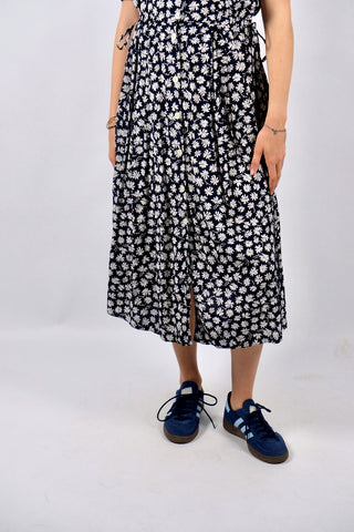 Dunkelblau und Weiß geblümtes Viskose Kleid mit durchgehender Knopfleiste, seitlichen Eingrifftaschen und Bändchen zum Schnüren in der Taille – Größe S, fällt eher groß aus und passt auch einer M (bitte Maße beachten) – ein absolutes Highlight