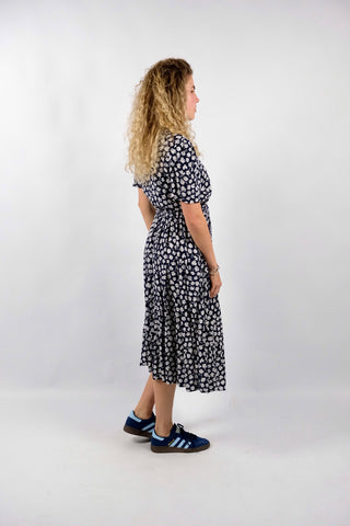 Dunkelblau und Weiß geblümtes Viskose Kleid mit durchgehender Knopfleiste, seitlichen Eingrifftaschen und Bändchen zum Schnüren in der Taille – Größe S, fällt eher groß aus und passt auch einer M (bitte Maße beachten) – ein absolutes Highlight