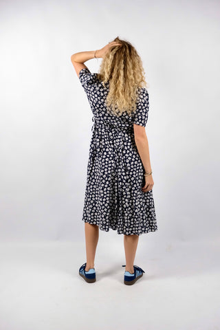Dunkelblau und Weiß geblümtes Viskose Kleid mit durchgehender Knopfleiste, seitlichen Eingrifftaschen und Bändchen zum Schnüren in der Taille – Größe S, fällt eher groß aus und passt auch einer M (bitte Maße beachten) – ein absolutes Highlight