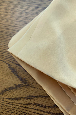 Hochwertiges 90s Slip Kleid von der Premium-Marke Laurèl aus reiner Seide in Vanille (Beige-Gelb) mit tollem Trägerdesign – die angegebene Größe ist L, fällt kleiner aus: wir würden das Kleid der heutigen Zwischengröße S/M bei eher größerer Oberweite oder einer M empfehlen, bitte Maße beachten