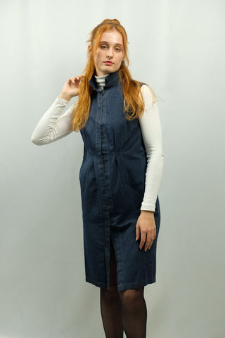 Ärmelloses 90s/00s Yves Saint Laurent Kleid made in France, minimalistisches Design mit verdeckter Knopfleiste und umklappbarem Stehkragen, die Farbe ist ein tolles gedecktes Blau – die Größenangabe fehlt, unserer Einschätzung nach fällt das Kleid aus wie eine M (bitte Maße beachten) – ein seltenes Fundstück und Designer Highlight