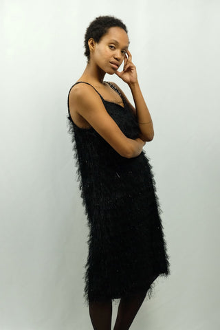 Schwarzes 90s/00s Trägerkleid in tollem „furry“ Design (erinnert etwas an den Stil der 20s), die doppelt gelegten Träger sind mit Pailletten verziert – ideal für eine S