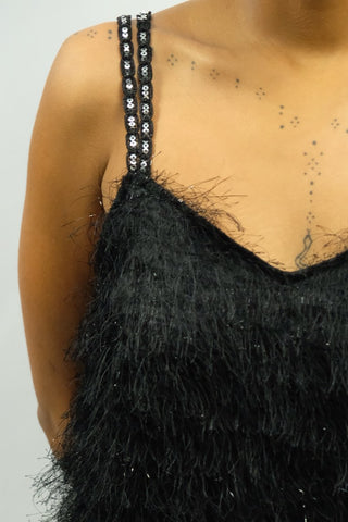 Schwarzes 90s/00s Trägerkleid in tollem „furry“ Design (erinnert etwas an den Stil der 20s), die doppelt gelegten Träger sind mit Pailletten verziert – ideal für eine S